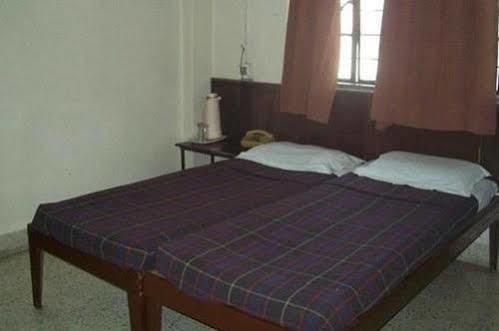 Hotel Meru Pune Bagian luar foto