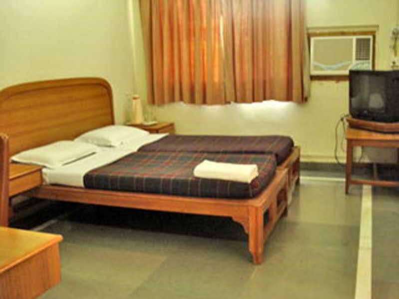 Hotel Meru Pune Bagian luar foto